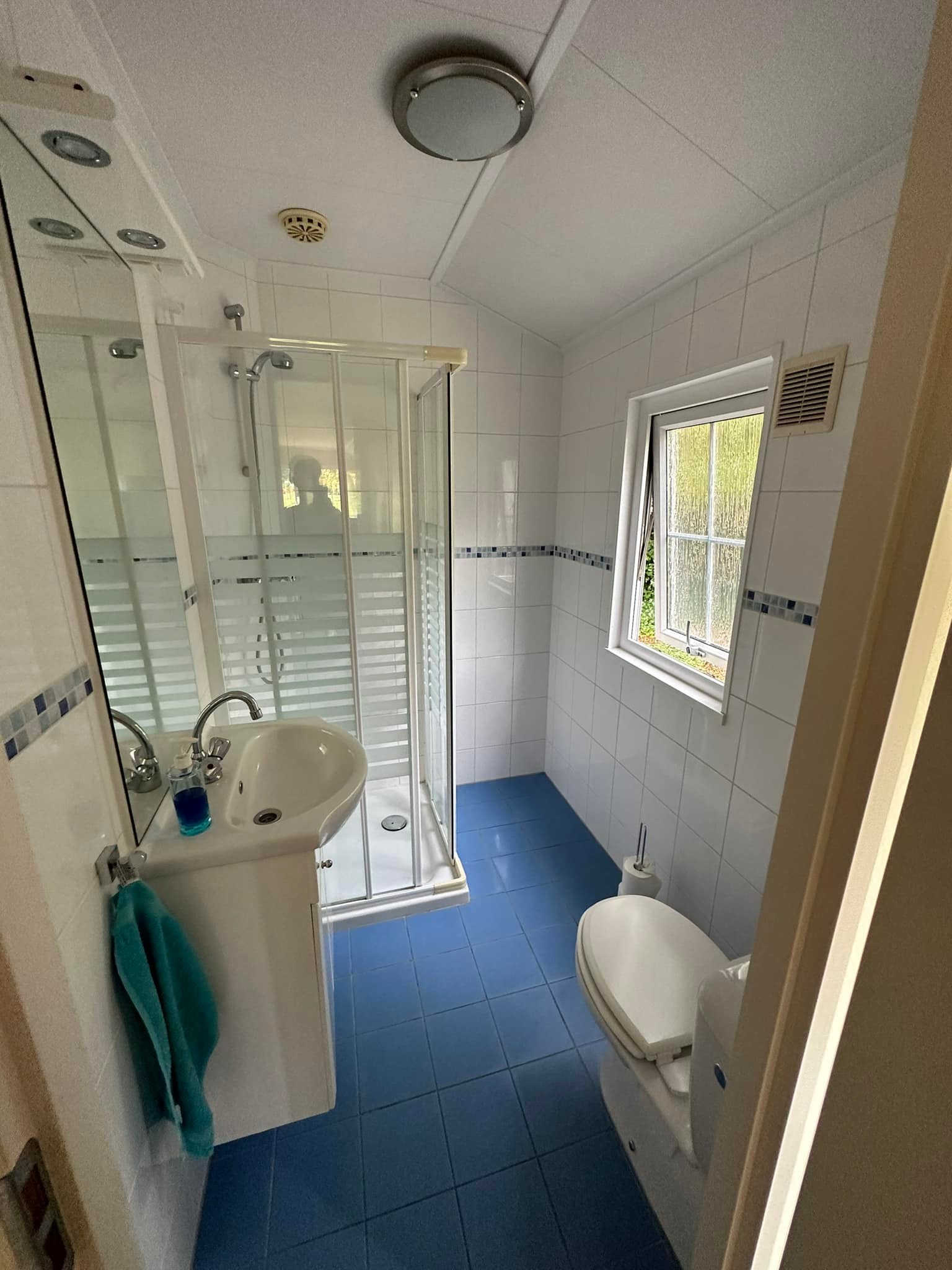 Chalet Arcabo Orlando – 11x4 m – 2 chambres – Isolation hiver – Cuisine équipée – Image 9